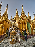 Shwedagon_Pagoda_17.jpg